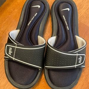 Nike women’s slides